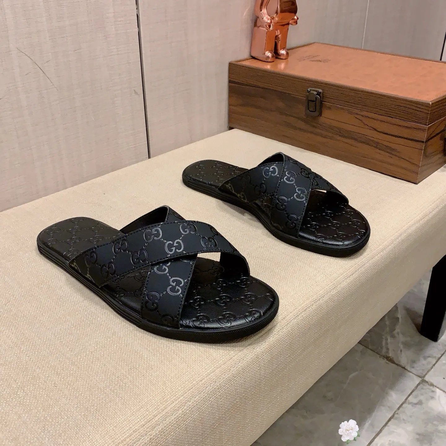 Slippers: New model: Factory price: 240💰💰🎩🎩🔥🔥《 Gucci* 》Series of slippers top purchasing agent🔍🔍Sold simultaneously for men, original Italian imported webbing made of selected cowhide, exquisite workmanship,), sole: (super comfortable) original factory special sole, ⚠️exclusive double-layer movable molded sole super comfortable⚠️, real shot🎬the real thing is more beautiful🔍🔍266 regular code 38-45,